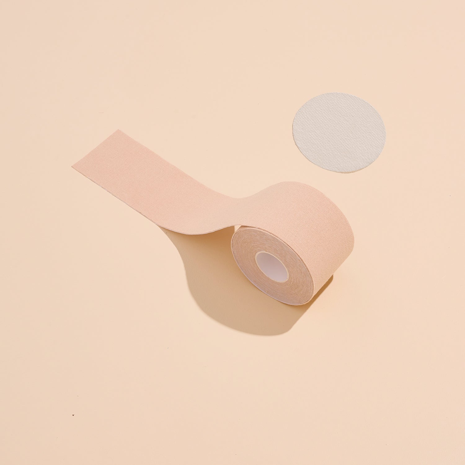 Breast Tape in Nude  von Silnip – elastisch, atmungsaktiv und selbstklebend für sicheren Halt ohne BH