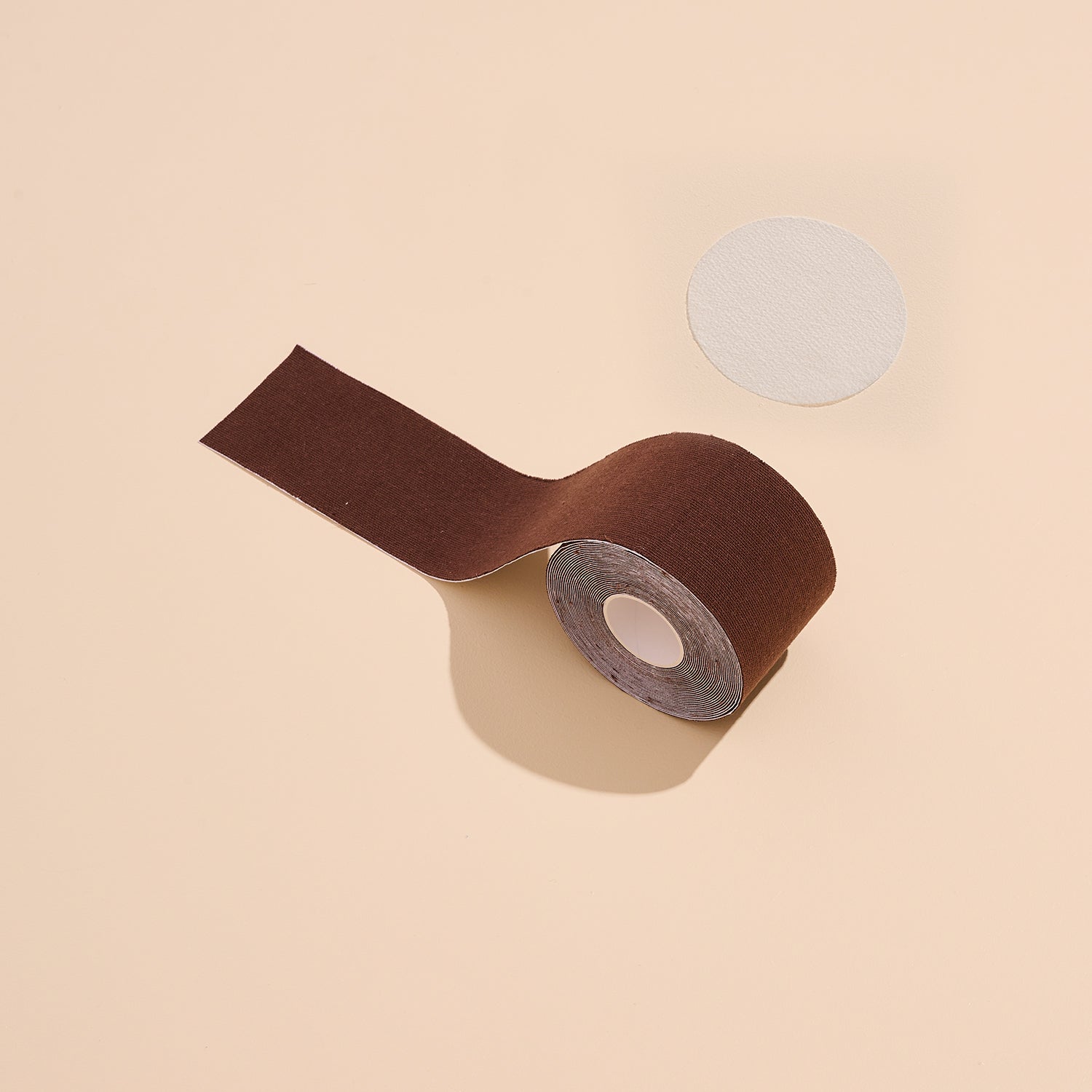 Breast Tape Dark Brown von Silnip – Detailansicht atmungsaktives Klebeband