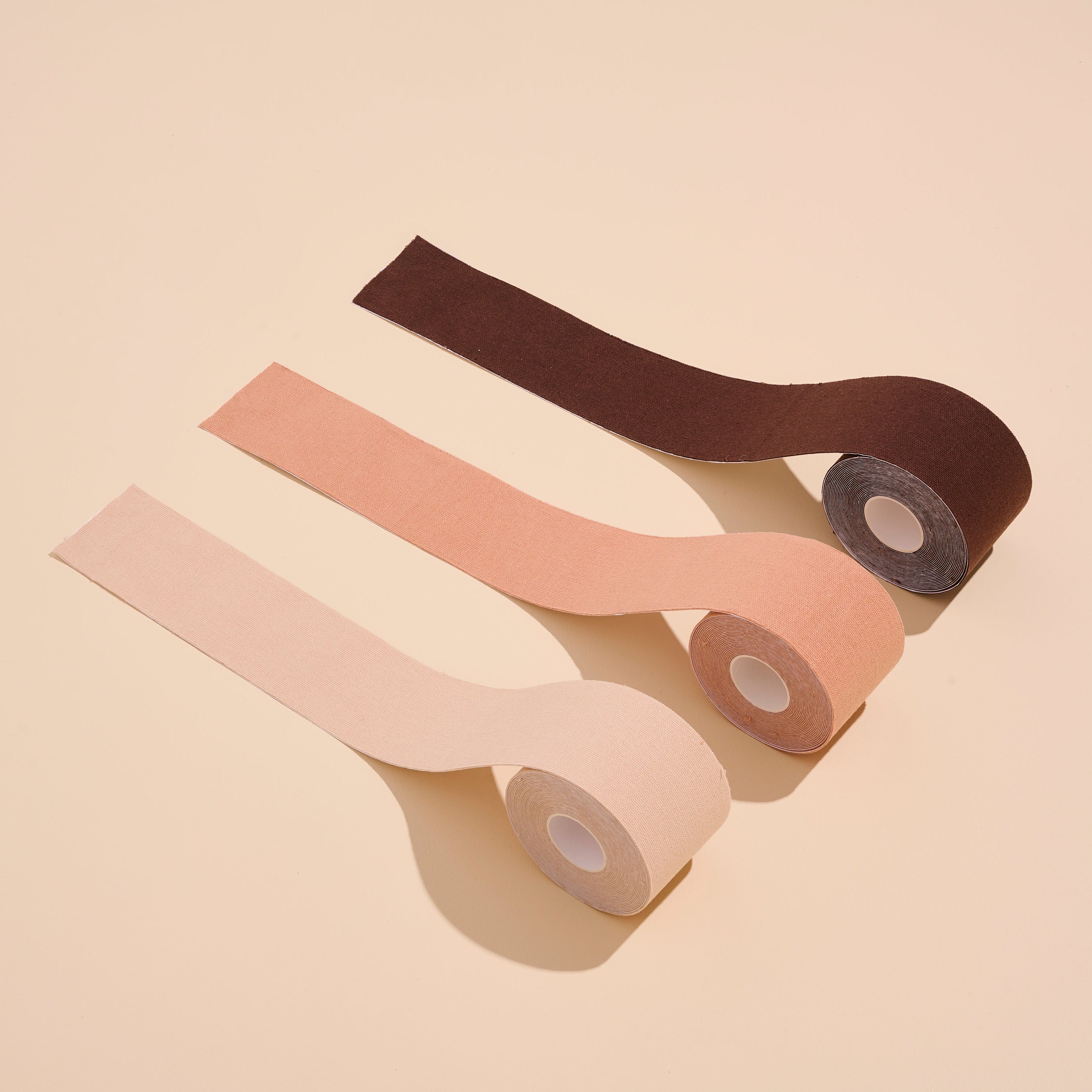 Breast Tape in Nude, Tan und Dark Brown von Silnip – elastisch, atmungsaktiv und selbstklebend für sicheren Halt ohne BH